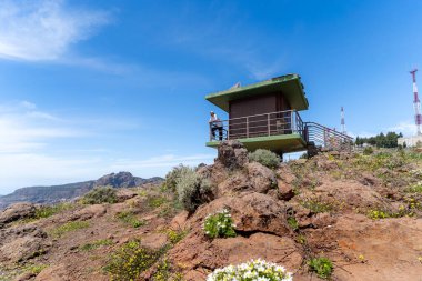 Güneşli bir günde Gran Canaria Adası 'nın tepesinde yürüyüş yapan genç bir adam. Kanarya adaları. İspanya