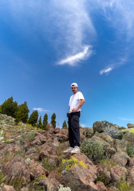 Güneşli bir günde Gran Canaria Adası 'nın tepesinde yürüyüş yapan genç bir adam. Kanarya adaları. İspanya