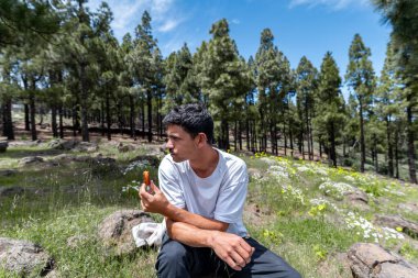 Güneşli bir günde Gran Canaria Adası 'nın tepesinde yürüyüş yapan genç bir adam. Kanarya adaları. İspanya