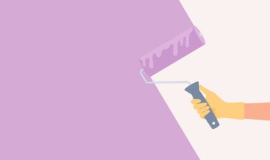 Sarı lastik eldivenli insan eli silindir fırça tutuyor ve duvarları mor renkte boyuyor, kopyalama alanı. Düz vektör illüstrasyonu