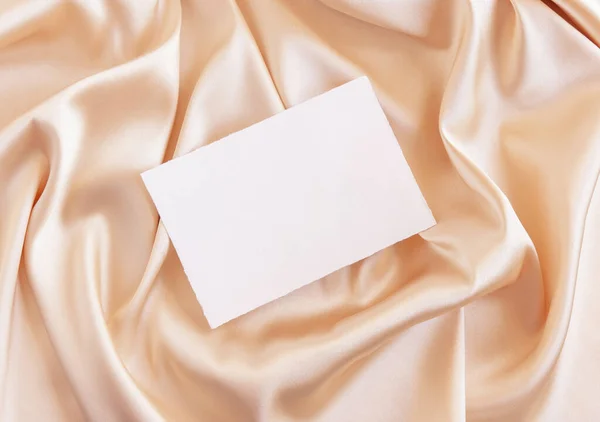 Cartão Branco Tecido Sedoso Bege Drapeados Vista Superior Mockup Cena — Fotografia de Stock
