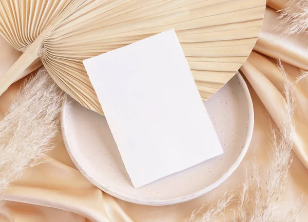 Cartão Branco Placa Com Folha Palma Seca Tecido Sedoso Bege — Fotografia de Stock