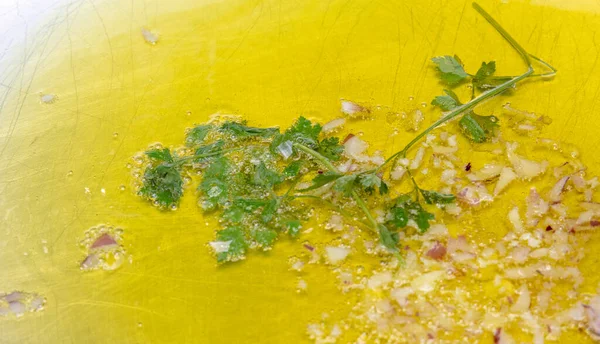 Κομμένο Σκόρδο Και Κρεμμύδι Τηγανίζουν Ελαιόλαδο Ένα Μεγάλο Τηγάνι Υπαίθρια — Φωτογραφία Αρχείου