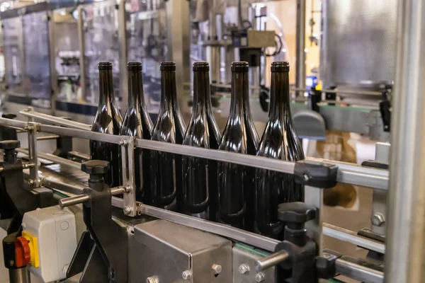 Donker Glazen Flessen Worden Gevuld Met Wijn Door Een Industriële — Stockfoto