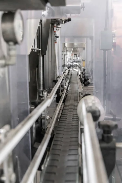 Industriële Bottelmachine Moderne Wijnfabriek Italië Close Automatische Transportband Voor Wijnbereiding — Stockfoto
