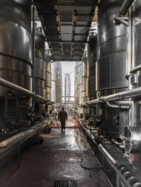 Een Arbeider Die Tussen Stalen Tanks Gaat Voor Wijngisting Een — Stockfoto