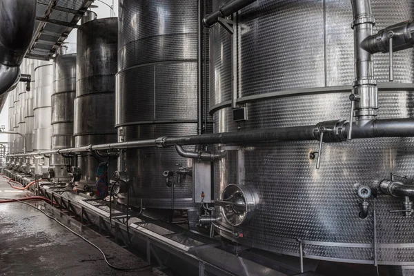 Een Rij Stalen Wijntanks Voor Wijngisting Een Moderne Wijnmakerij Grote — Stockfoto