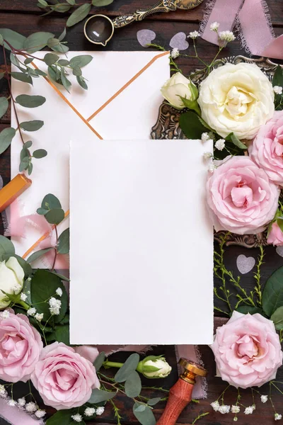 Card Envelope Pink Cream Roses Brown Wood Top View Wedding — Stock Photo, Image