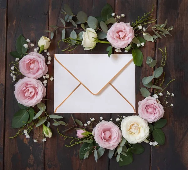 Envelope Pink Cream Roses Brown Wood Top View Wedding Mockup — Stock Photo, Image