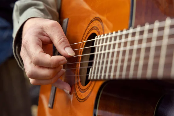 Male Hands Playing Acoustic Guitar Close Practicing Playing Guitar Teacher — Stock Photo, Image