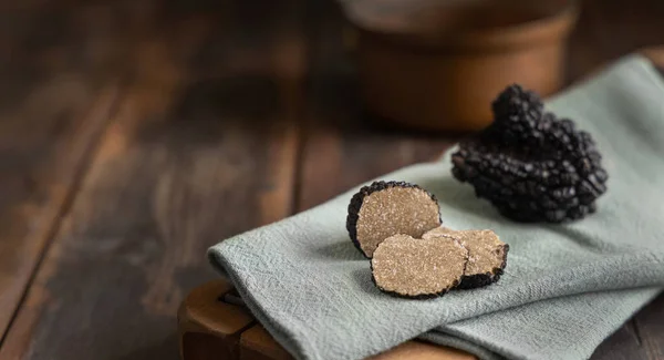 Whole Sliced Black Truffles Mushroom Wooden Board Green Napkin Dark — Stock Photo, Image
