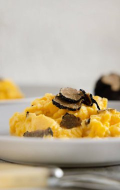 İtalya 'dan kesilmiş taze mantarlı omlet. Çatal ve bıçağın yanında servis ediliyor. İtalyan kuzeni, gurme kahvaltısı. 