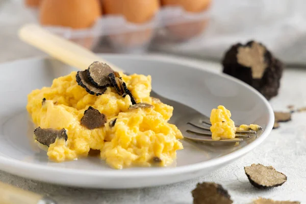 Huevos Revueltos Con Trufas Negras Frescas Rodajas Italia Servidos Plato — Foto de Stock