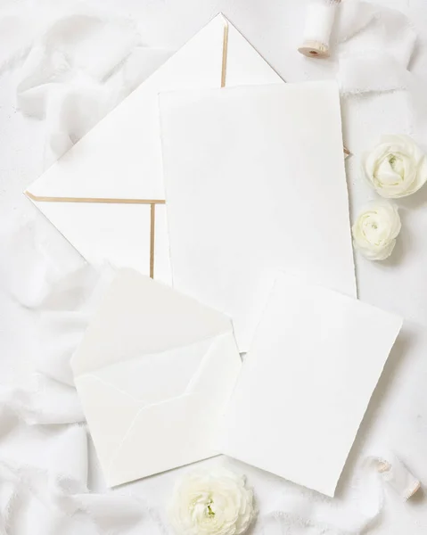 Blank Cards Envelopes Cream Roses White Silk Ribbons Top View — Stock Photo, Image