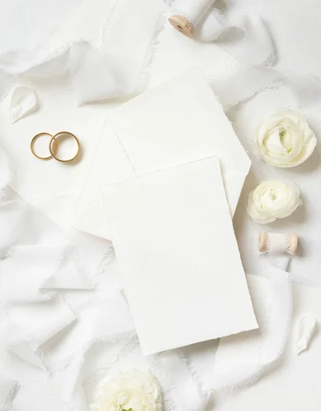 Cartão Branco Envelope Perto Rosas Creme Fitas Seda Branca Anéis — Fotografia de Stock
