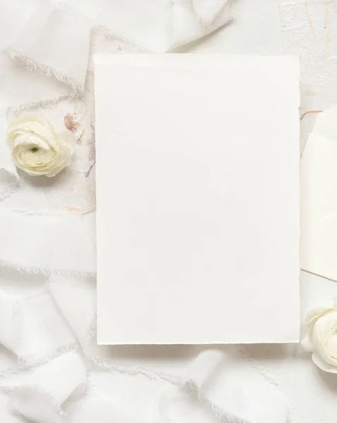 Tarjeta Blanco Cerca Rosas Crema Cintas Seda Blanca Vista Superior —  Fotos de Stock