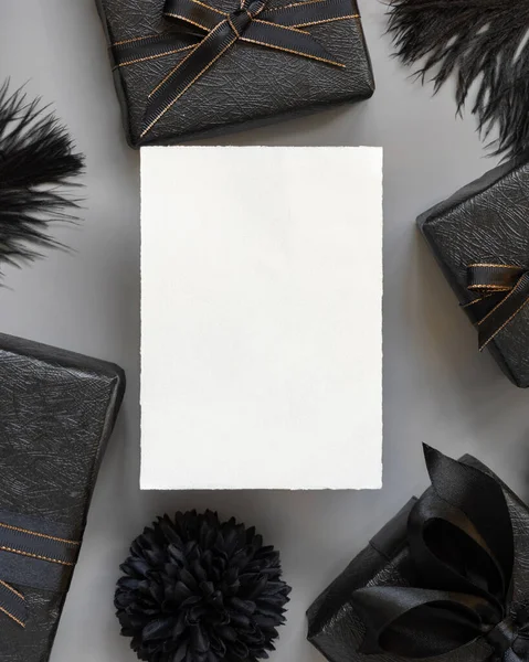 Cartão Branco Entre Caixas Presente Embrulhadas Flores Penas Papel Mockup — Fotografia de Stock