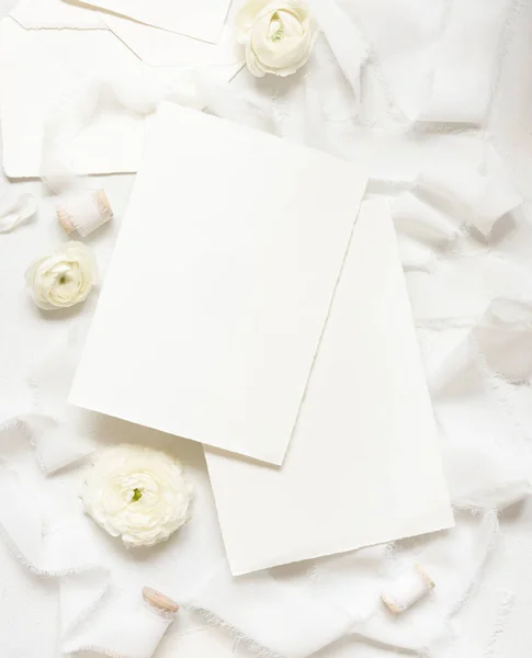 Tarjetas Blanco Cerca Rosas Crema Cintas Seda Blanca Vista Superior —  Fotos de Stock