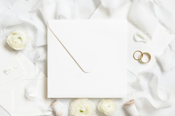 Envelope Quadrado Perto Rosas Creme Fitas Seda Branca Anéis Casamento — Fotografia de Stock