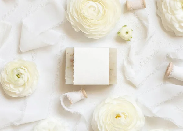 Χειροποίητο Σαπούνι Μπαρ Λευκή Ετικέτα Κοντά Κρεμ Τριαντάφυλλα Και Λευκές — Φωτογραφία Αρχείου
