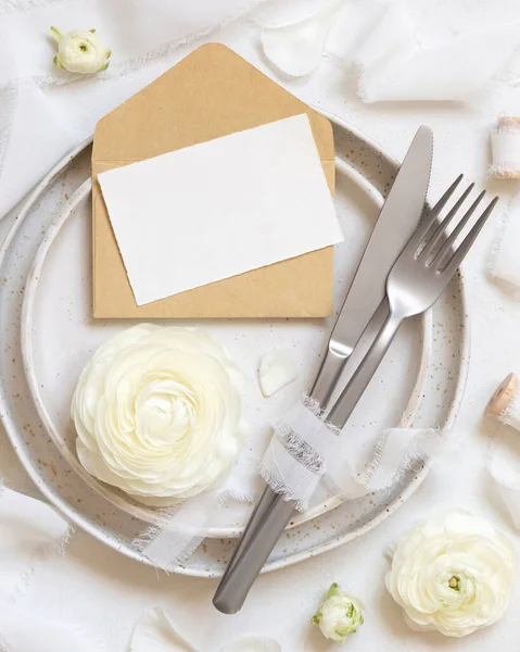 Svatební Stůl Kartou Obálkou Blízkosti Krémové Růže Bílé Hedvábné Stuhy — Stock fotografie