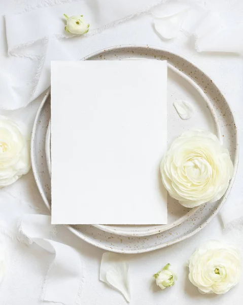 Definição Mesa Casamento Com Cartão Perto Rosas Creme Fitas Seda — Fotografia de Stock