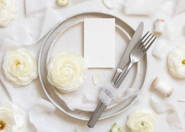 Cenário Mesa Casamento Com Pequeno Cartão Perto Rosas Creme Fitas — Fotografia de Stock