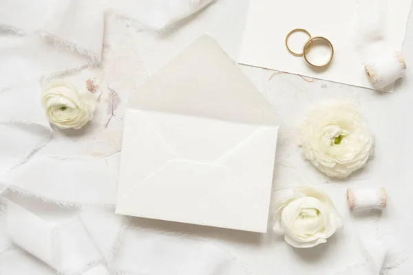 Envelope Branco Perto Rosas Creme Fitas Seda Branca Anéis Casamento — Fotografia de Stock