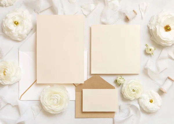 Blank Cards Envelopes Cream Roses White Silk Ribbons Top View — Stock Photo, Image