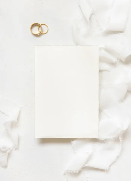 Blank Card White Silk Ribbons Wedding Rings Top View Wedding — Stock Photo, Image