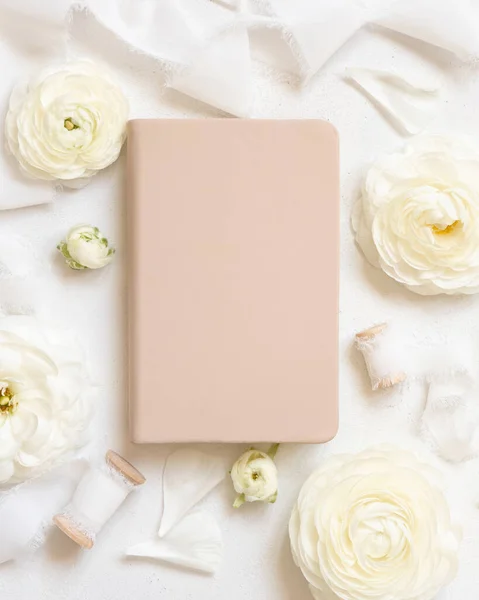 Cream Hardcover Textbook Cream Roses White Silk Ribbons Top View — Stock Photo, Image