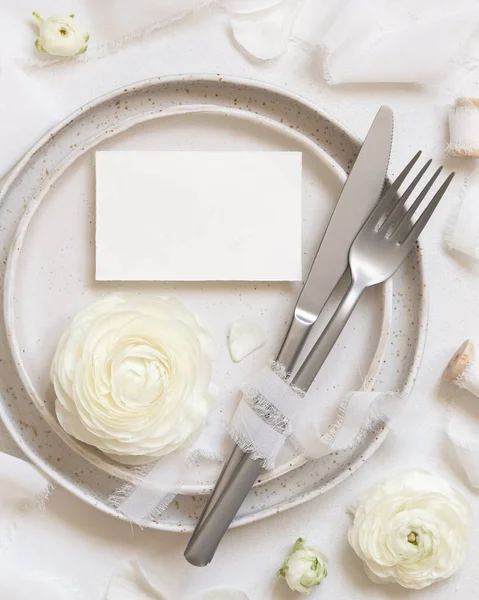 Definição Mesa Casamento Com Cartão Perto Rosas Creme Fitas Seda — Fotografia de Stock