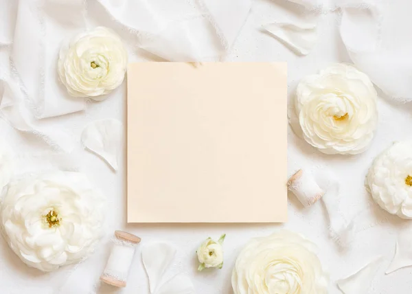 奶油玫瑰旁边的空白卡片和白色丝带顶视图 婚纱造型 浪漫的场景 用方块卡片和油腻的花朵平铺着 情人节 春天或母亲节的概念 — 图库照片