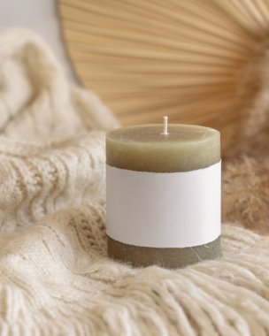 Kuru otların ve palmiye yapraklarının yanında, üzerinde etiket olan mumlar. Kapatın, kopyalayın. Boho ambalajlama modeli. Ev dekorasyonu, Bohem, etnik veya İskandinav stili