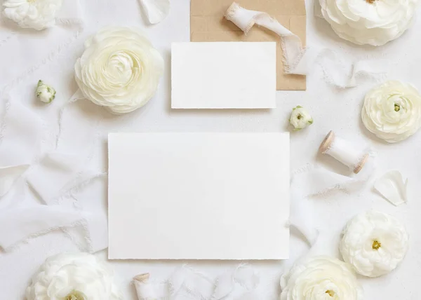 奶油玫瑰旁边的空白卡片和白色丝带顶视图 婚纱造型 浪漫的场景与横向卡片和油腻的花朵平铺 情人节 春天或母亲节的概念 — 图库照片
