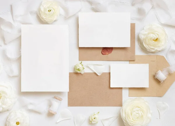 奶油玫瑰和白色丝带旁边的空白卡片和信封俯瞰着 模仿着 浪漫的场景与婚纱和油腻的花朵平躺在一起 情人节 春天或母亲节的概念 — 图库照片
