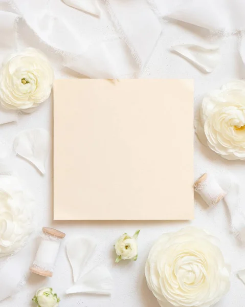 Cartão Branco Perto Rosas Creme Fitas Seda Branca Vista Superior — Fotografia de Stock