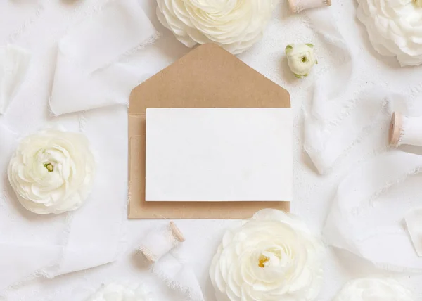Cartão Branco Envelope Perto Rosas Creme Fitas Seda Branca Vista — Fotografia de Stock
