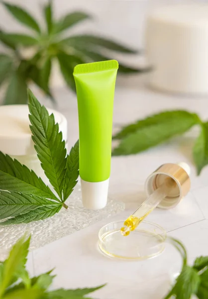 Tubo Creme Branco Verde Perto Folhas Cannabis Sativa Uma Mesa — Fotografia de Stock
