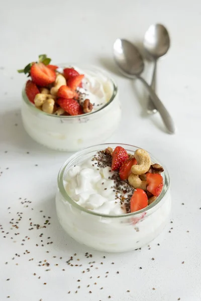 Řecký Jogurt Ořechy Jahody Skleněných Nádobách Bílém Stole Zblízka Zdravá — Stock fotografie