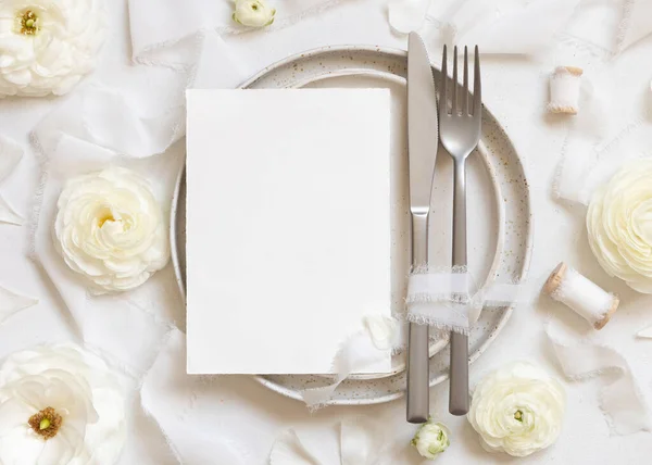 Wedding Table Setting Card Cream Roses White Silk Ribbons Top — Stock Photo, Image