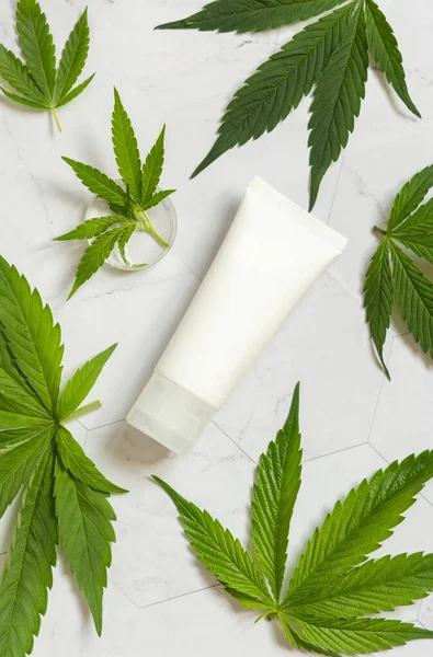 Branco Tubo Creme Branco Perto Folhas Cannabis Sativa Verde Uma — Fotografia de Stock