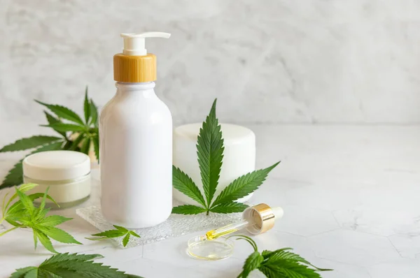 Branco Uma Garrafa Bomba Frascos Pipeta Perto Folhas Sativa Cannabis — Fotografia de Stock