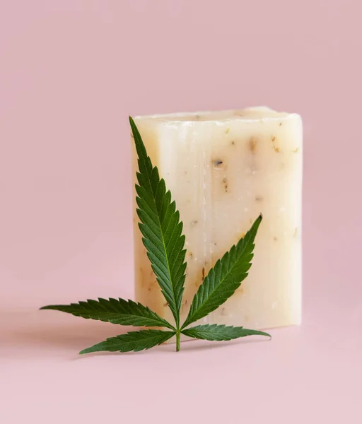 Ambachtelijke Zeep Bar Buurt Van Groene Cannabis Sativa Bladeren Roze — Stockfoto