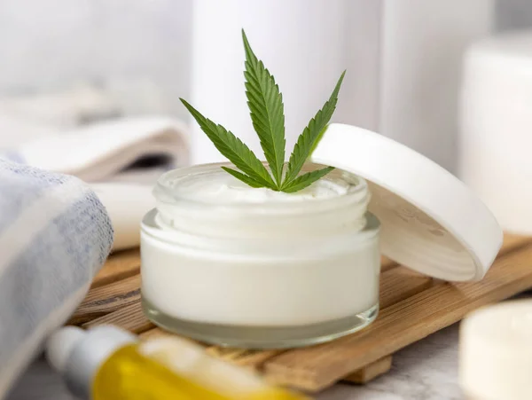 Pot Crème Ouvert Avec Des Feuilles Cannabis Vert Sur Plateau — Photo