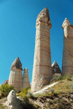 Kapadokya 'daki Aşk Vadisi' nde yaz aylarında mavi gökyüzüne karşı eşsiz jeolojik oluşumlar. Goreme, Nevsehir, Türke 'deki popüler turistik bölge