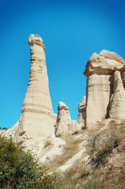 Kapadokya 'daki Aşk Vadisi' nde yaz aylarında mavi gökyüzüne karşı eşsiz jeolojik oluşumlar. Goreme, Nevsehir, Türke 'deki popüler turistik bölge