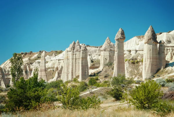 Unikátní Geologické Útvary Love Valley Cappadocii Proti Modré Obloze Létě — Stock fotografie