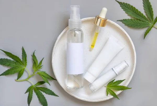 Garrafas Cosméticas Com Rótulo Branco Pipeta Perto Folhas Cannabis Sativa — Fotografia de Stock