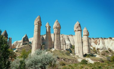 Kapadokya 'daki Aşk Vadisi' nde yaz aylarında mavi gökyüzüne karşı eşsiz jeolojik oluşumlar. Goreme, Nevsehir, Türke 'deki popüler turistik bölge